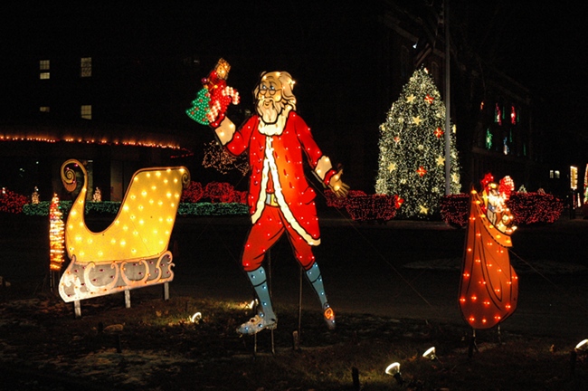 Photo of Santa lights from 2009 Holiday Lighting Display at GE Lighting & Electrical Institute, Nela Park, East Cleveland, Ohio