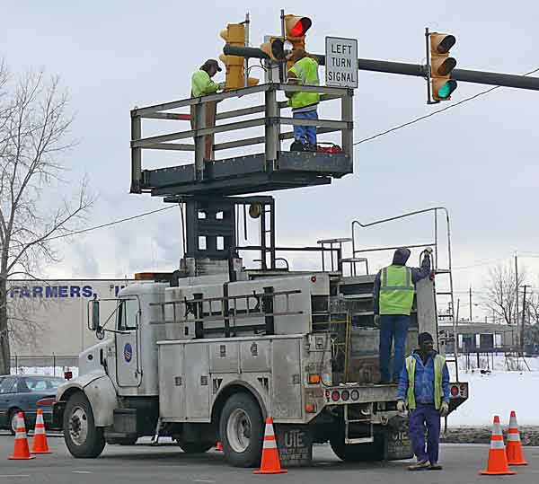 changing street signal bulbs cleveland ohio image jeff buster 3.2.10