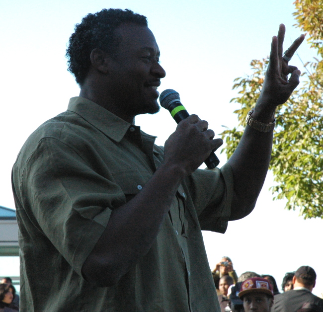 Cleveland Browns Pro Bowl Linebacker Willie McGinest at Russell Simmons Get Out The Vote Rally, Cleveland Ohio