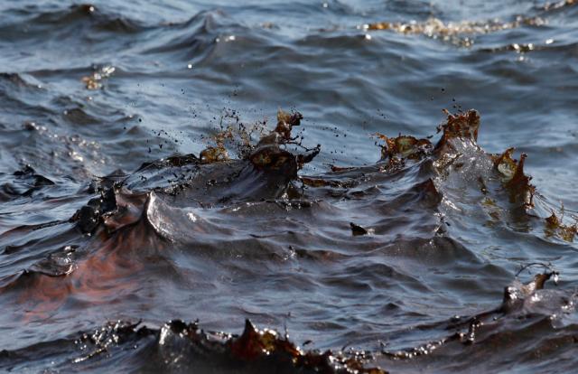 100514_oily_seawater.jpg