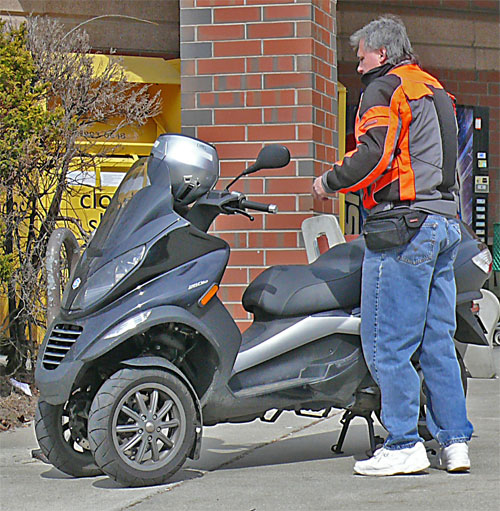 piaggio three wheel motor bike scooter leaning steering two front wheels